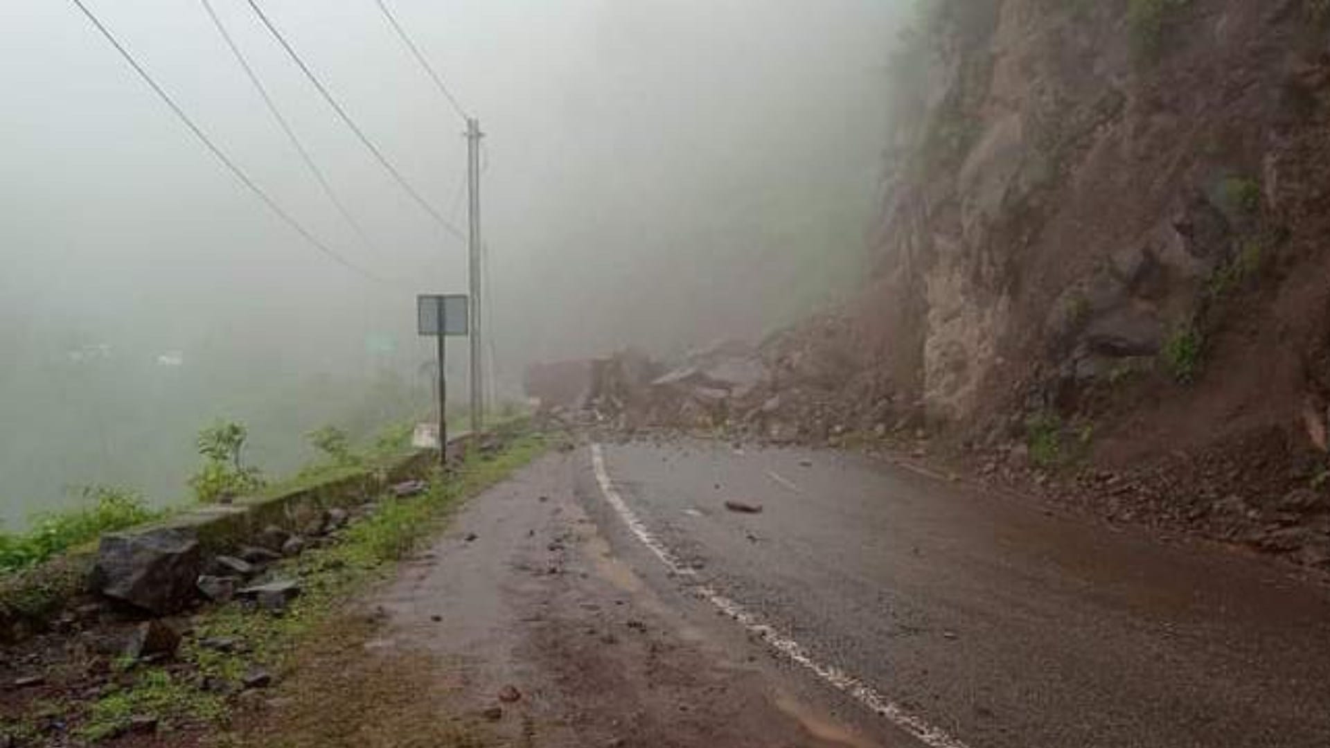 himachal weather update heavy rain orange alert hrtc bus accident vehicle stuck in flooded Nullah in kullu