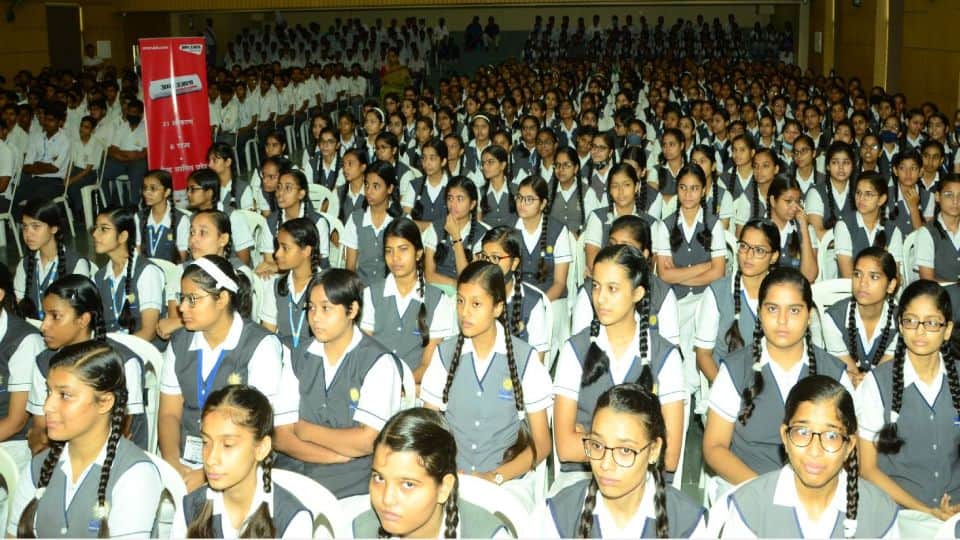 amar ujala police ki pathshala held in gaytri public school agra