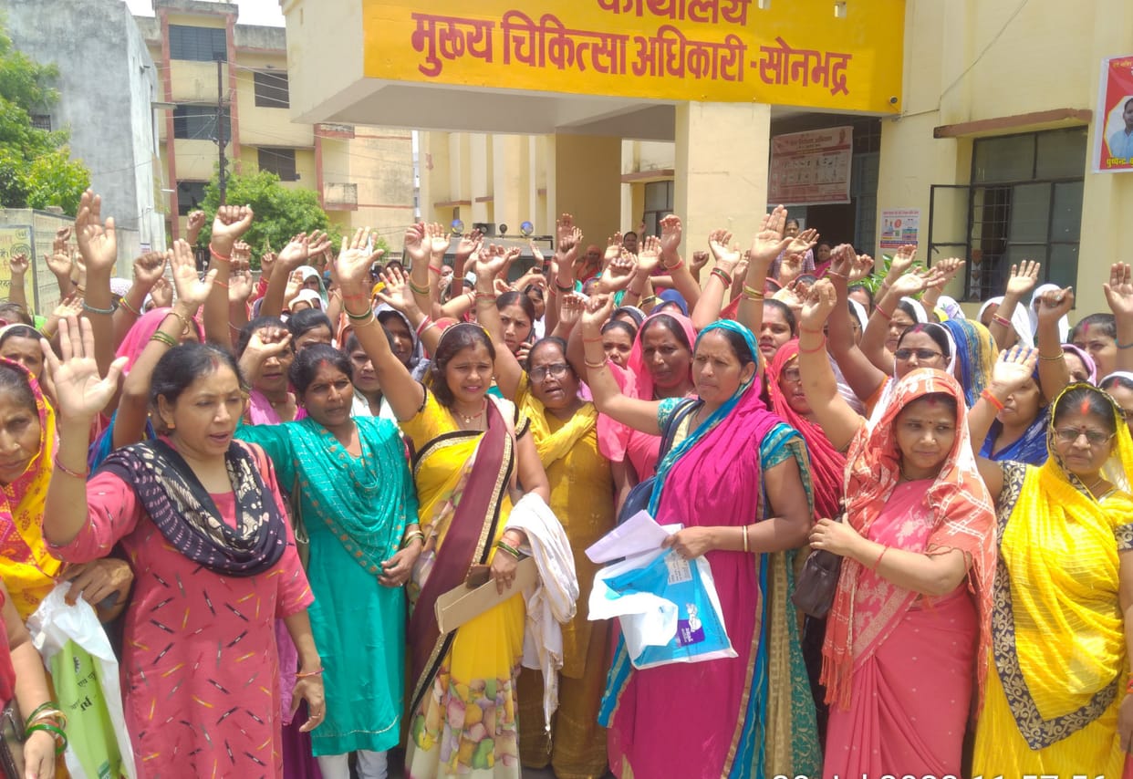 Anganwadi workers demonstrated, said - take bus from us, do not pay