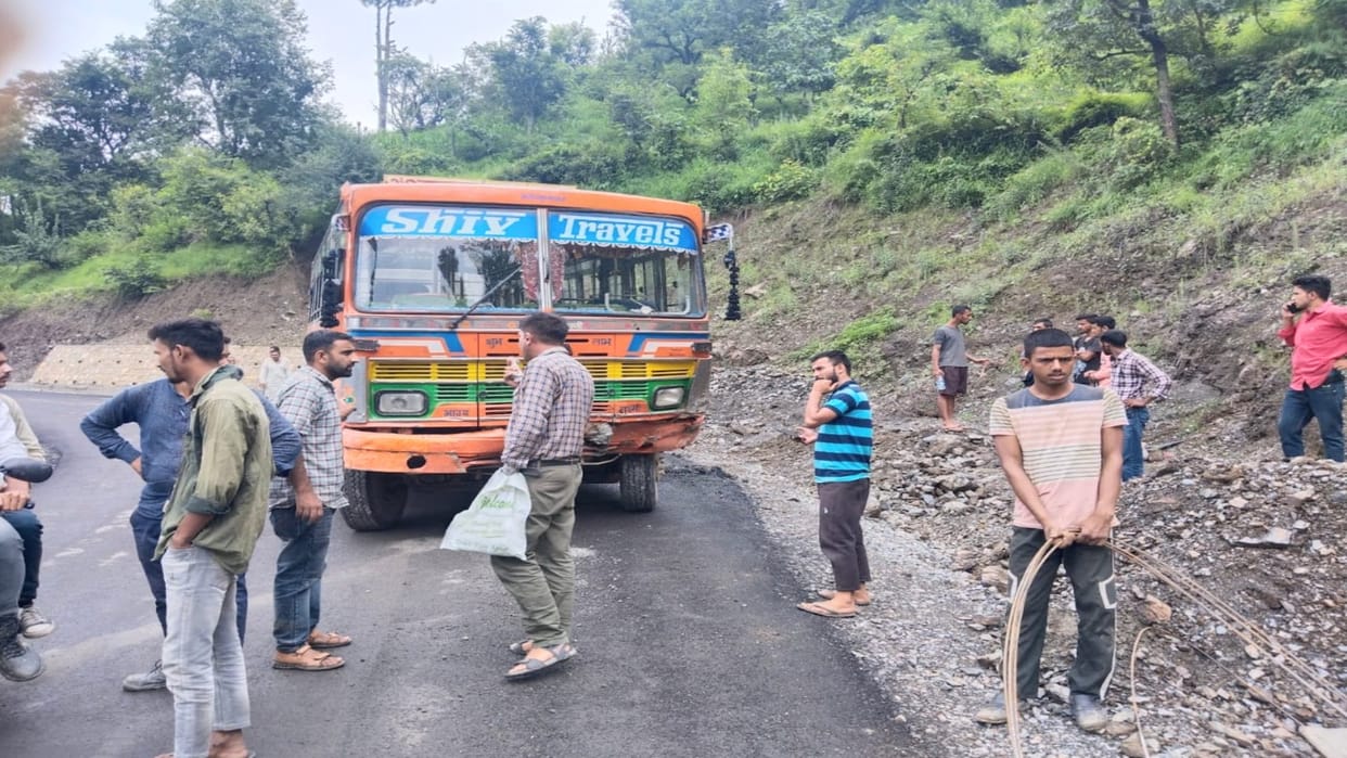 uncontrolled Private bus collide with hill on NH 707 sirmour , 13 passengers injured