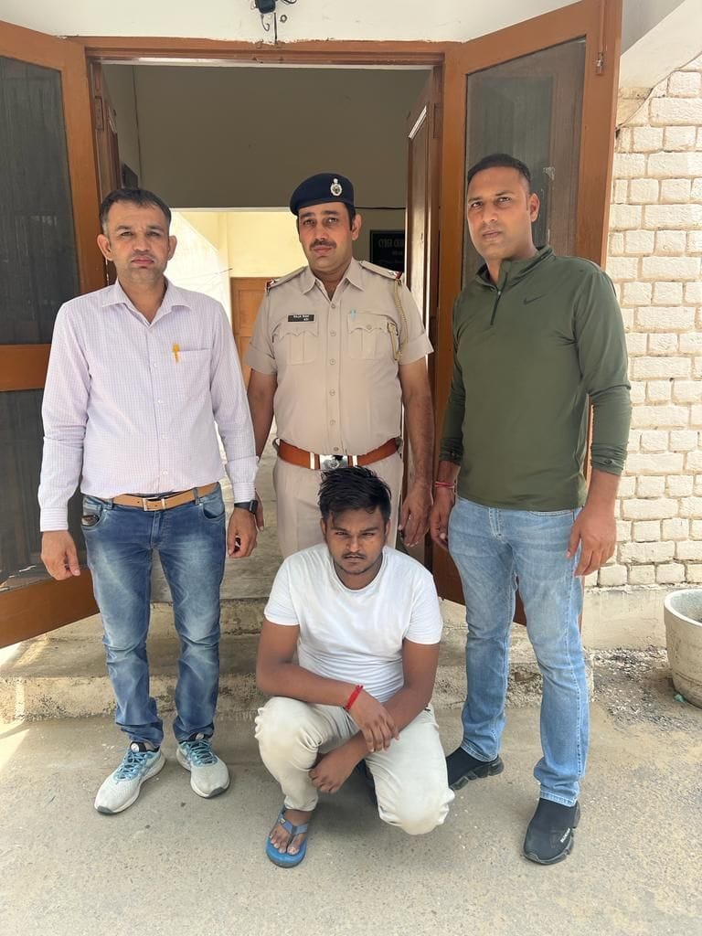 After cheating, the accused used to buy mobile phones online and then used to sell money at the shop.