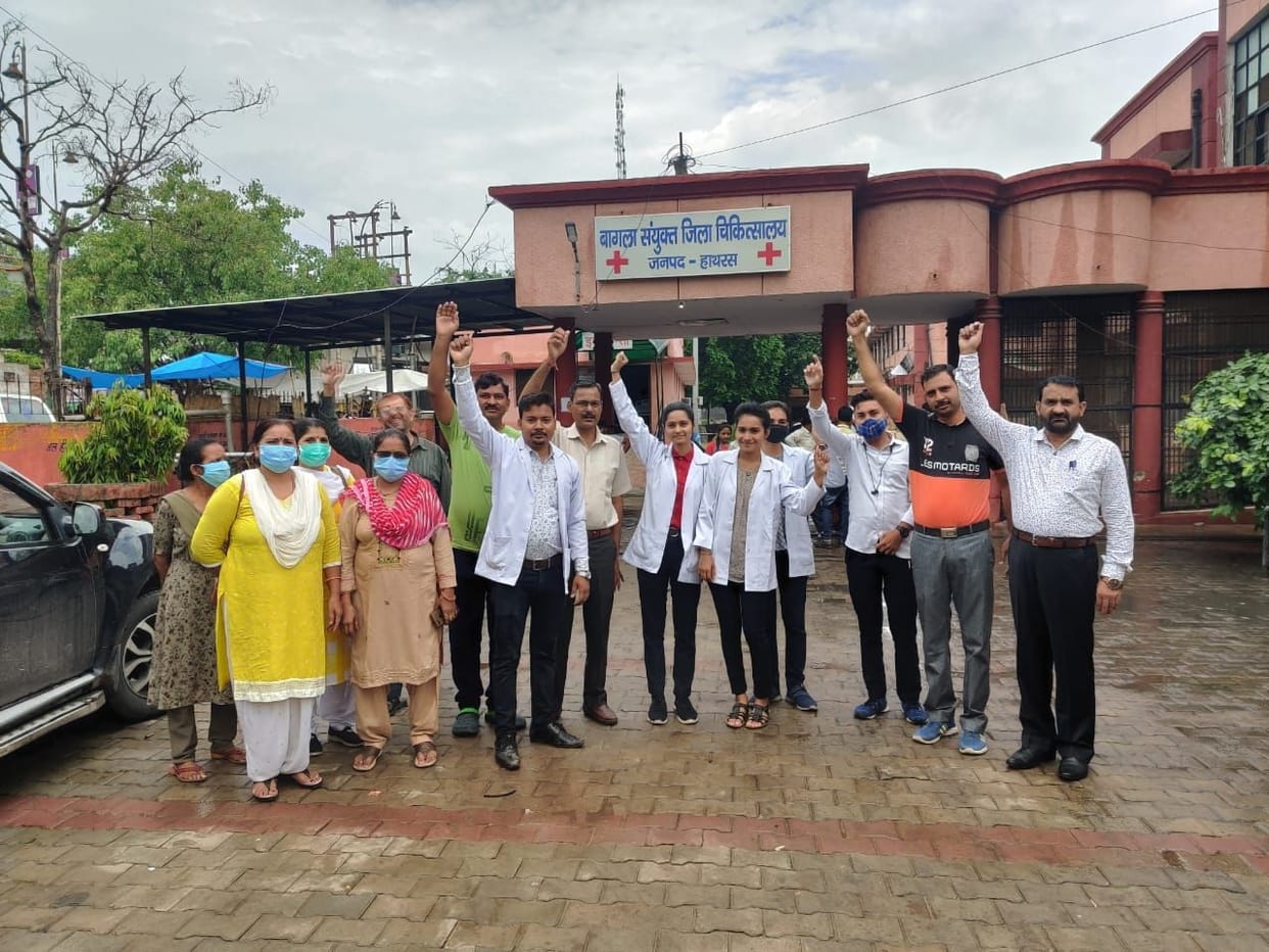 Hathras: Health workers roared by boycotting work, shouting slogans