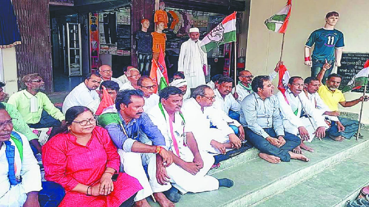 Congressmen satyagraha against central government in siddharthnagar