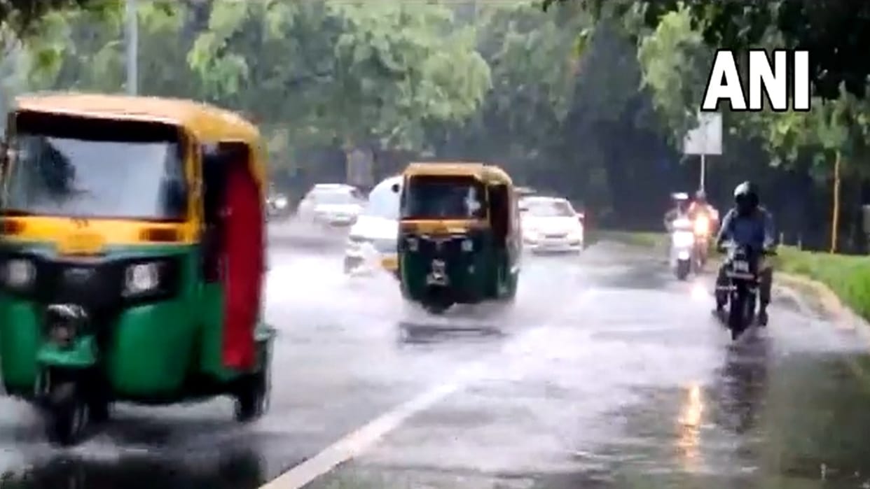 Delhi Weather update rain gave relief to people in Delhi on Thursday