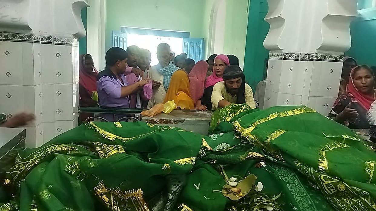 The learned men bowed at the tomb of Meera Shah Baba, climbed the sheet