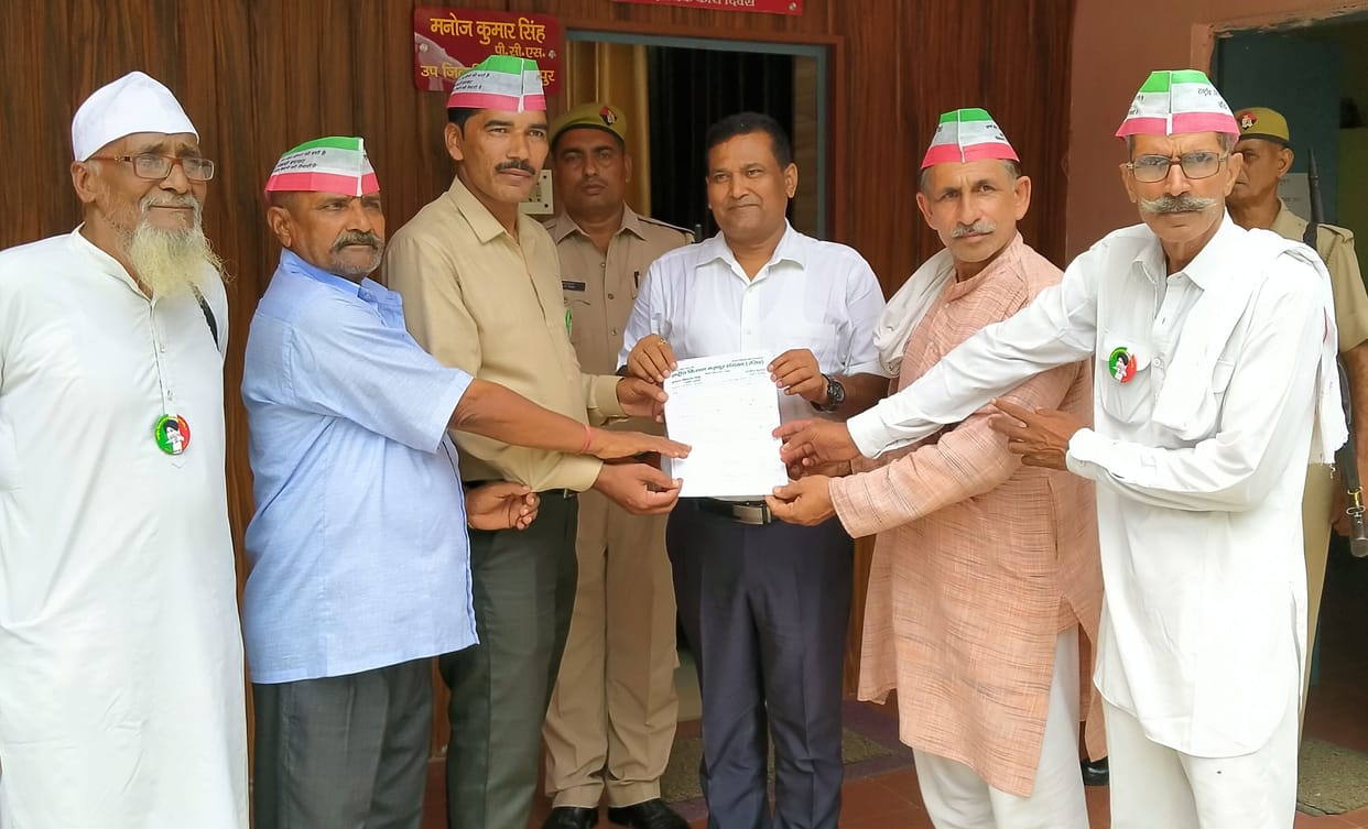 Farmers demonstrated at SDM office
