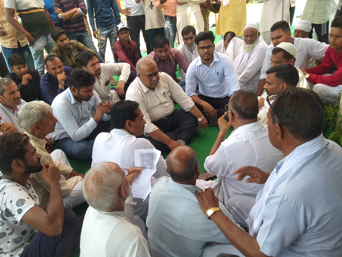 Sitting JE in the middle of him and staged a sit-in at the power house