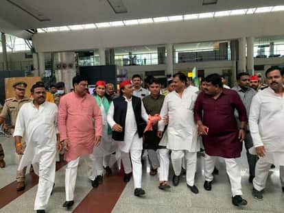वाराणसी एयरपोर्ट के बाहर अखिलेश यादव