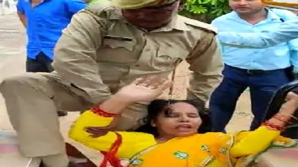 Woman dies after e-rickshaw overturns at red light in Agra