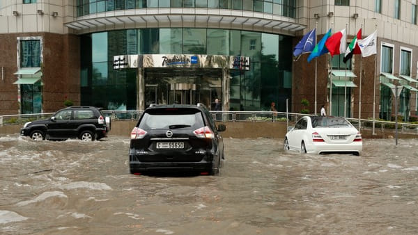 The situation in UAE worsens due to torrential rains, the government issued an alert