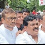 अध्यक्ष पद पर 3 वोट निरस्त होने पर आपत्ति दर्ज कराते कांग्रेस विधायक