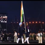 उद्घाटन समारोह में एथलीट परेड के दौरान तिरंगे के साथ मनप्रीत सिंह और पीवी सिंधु
