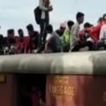 गोरम घाट पहुंचने के लिए छत पर बैठकर सफर करते हुए यात्री