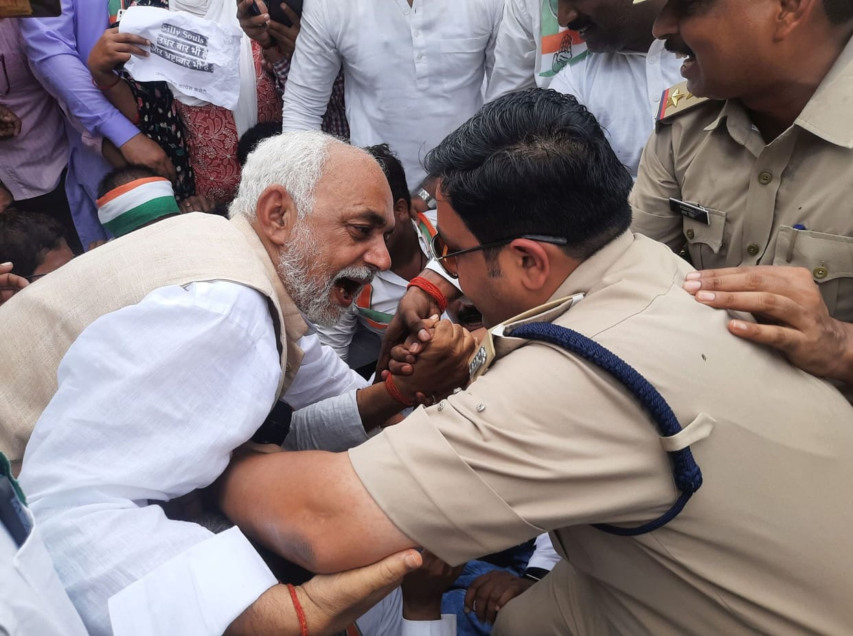 Congress workers protested against smriti