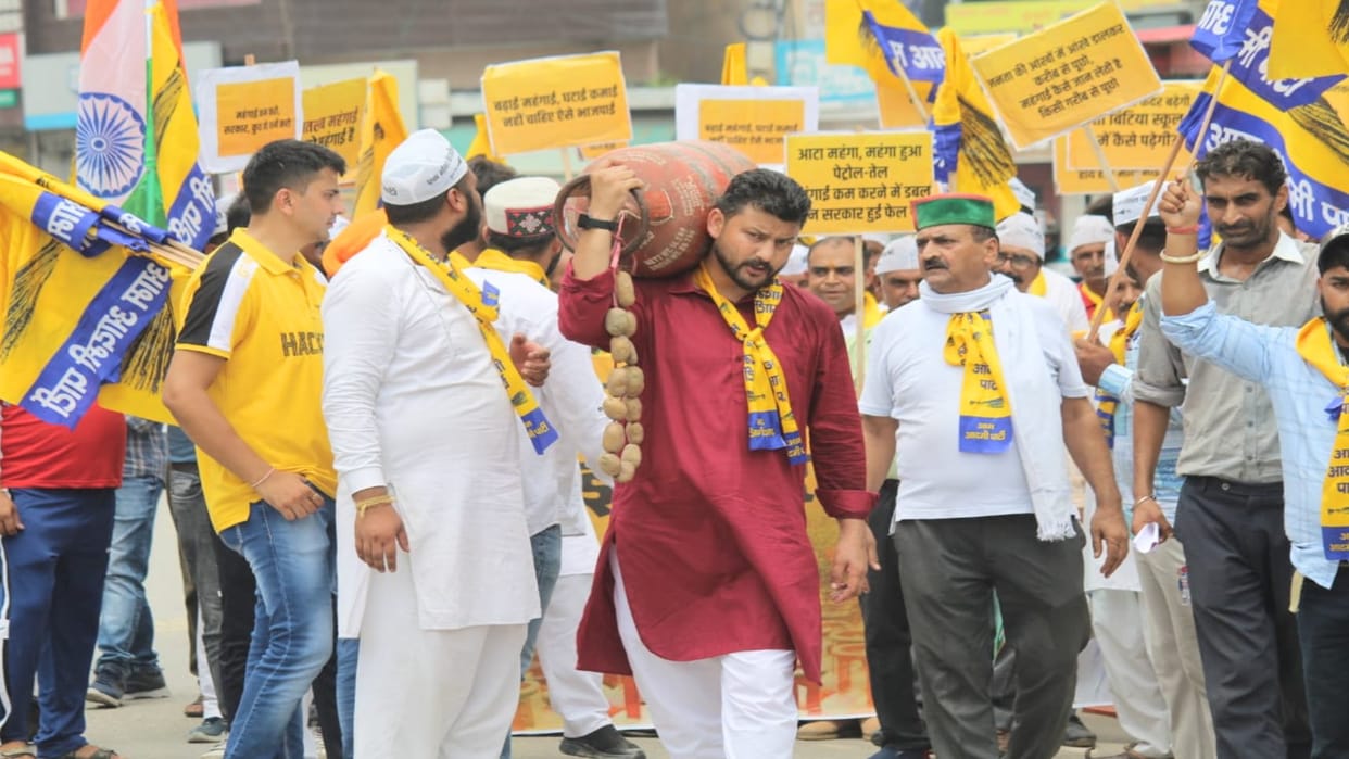 AAP Protest, Demonstration against inflation by wearing garlands of potatoes, onions and lifting cylinders