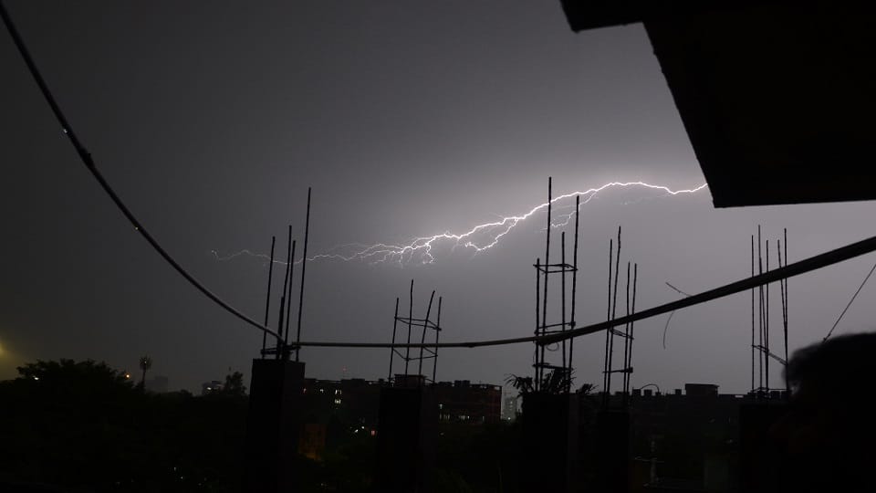 Weather Update Strong lightning early morning people got scared, there was vibration in the houses Dehradun