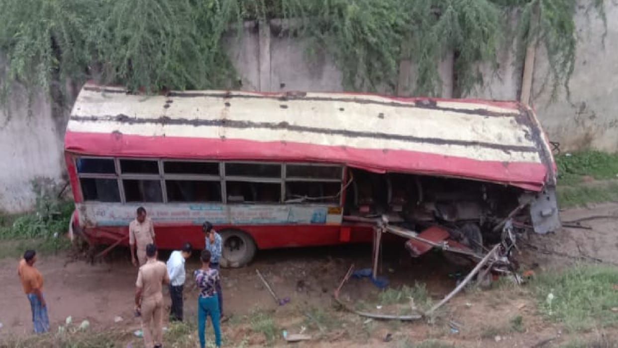 Aligarh Road Accident Bus fell from flyover death and many injured reported