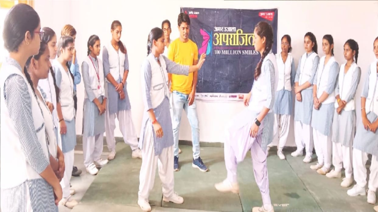 Amar Ujala Aprajita 100 Million Smiles program girl students were taught methods of self defense