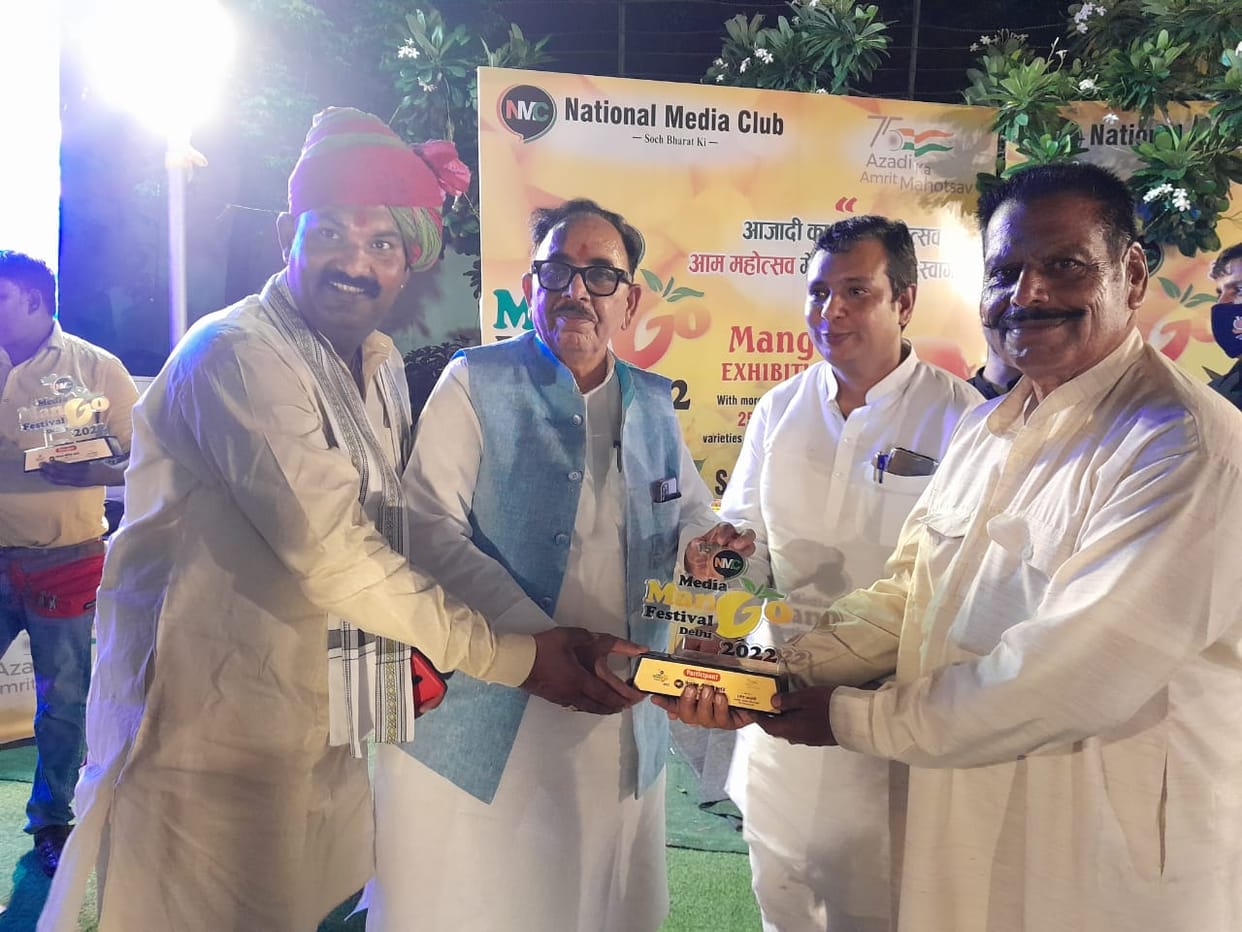 Gardener Rambir Singh rewarded by Union Minister for 35 species of mango