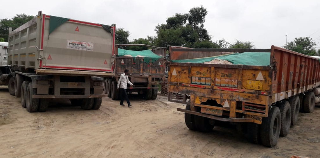 Four trucks of dust came in UP border, 60 thousand fine
