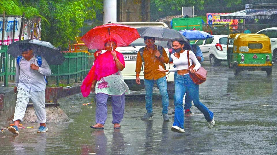 delhi weather forecast weather turned pleasant with light showers know how the weather will be tomorrow