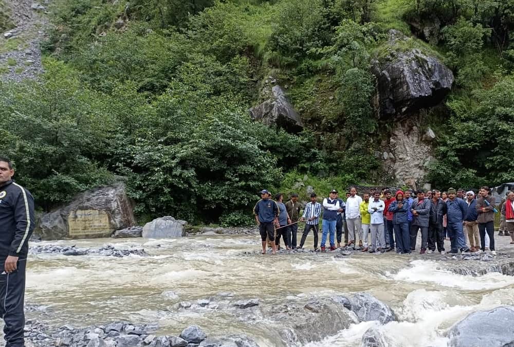 Uttarakhand Rainfall Today: badrinath highway washed away and many Pilgrims Stuck photos