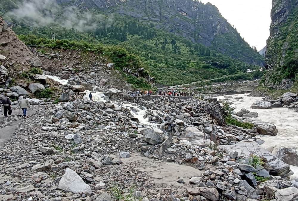 Uttarakhand Rainfall Today: badrinath highway washed away and many Pilgrims Stuck photos