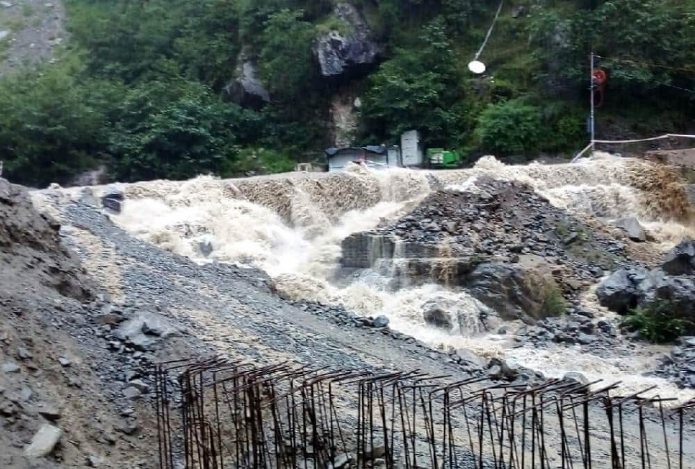 Uttarakhand Rainfall Today: badrinath highway washed away and many Pilgrims Stuck photos