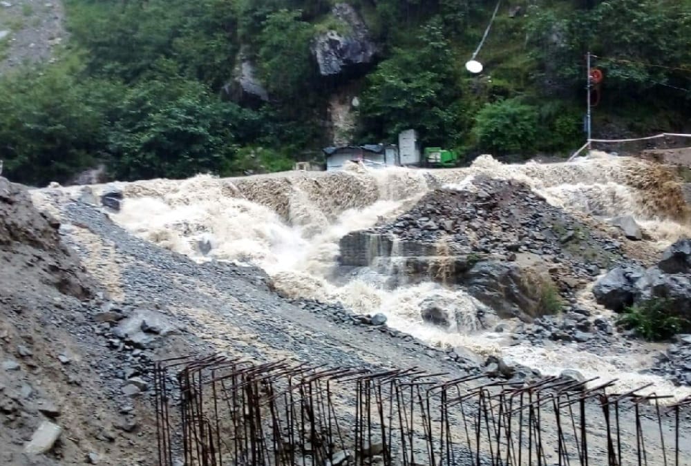 Uttarakhand Rainfall Today: badrinath highway washed away and many Pilgrims Stuck photos