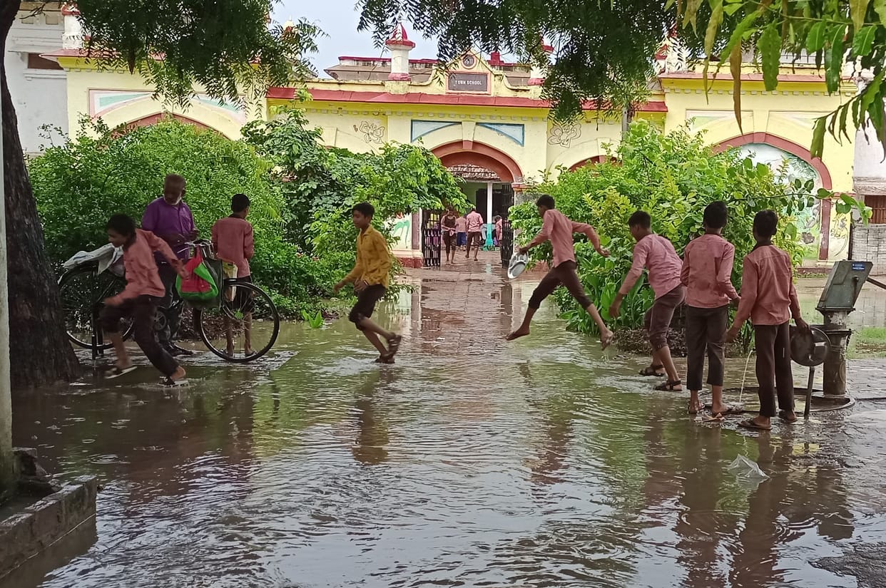 Mohallas and roads due to rain But waterlogging, troubles increased