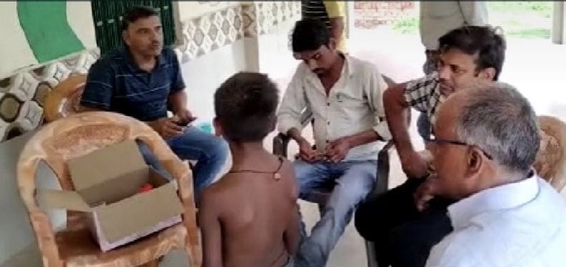 Unnao: Itching problem for teachers and students, stir