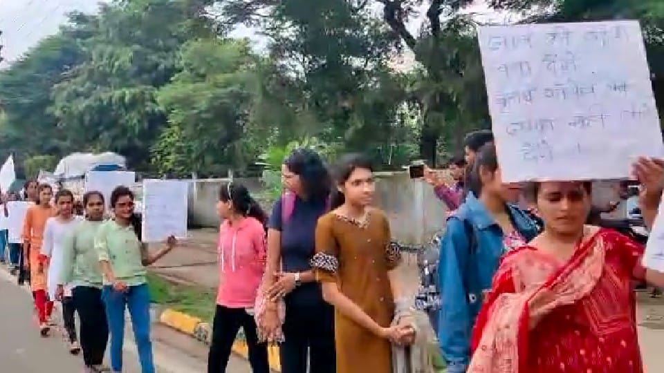 Indore: 300 students protest by taking out Kanwar Yatra, movement to save agricultural college land