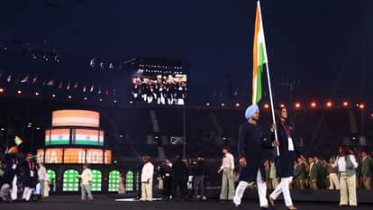 उद्घाटन समारोह में एथलीट परेड के दौरान तिरंगे के साथ मनप्रीत सिंह और पीवी सिंधु