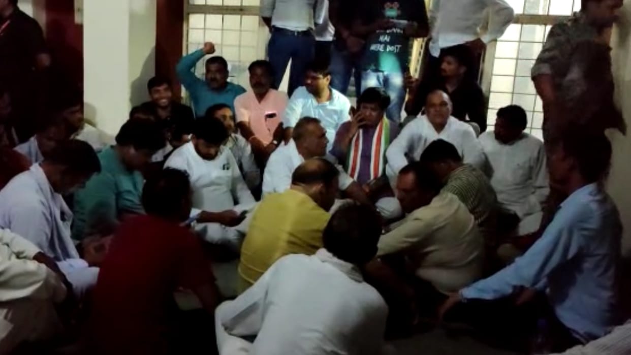 Congress leaders accusing Morena police of kidnapping district panchayat members