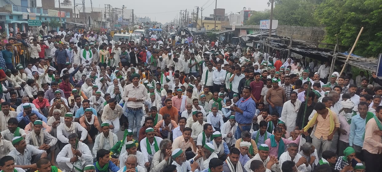 Farmers occupied one lane of the highway for five hours