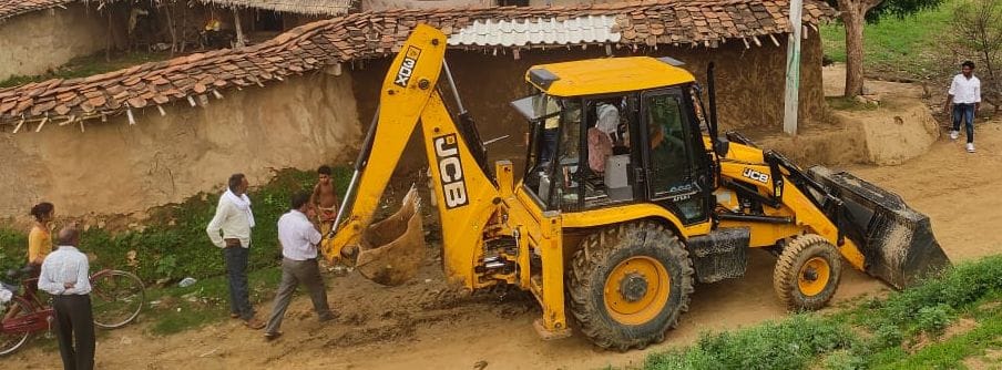Chitrakoot: Bulldozer on encroachment on dam and canal banks, Irrigation Department launched campaign regarding BJP's program
