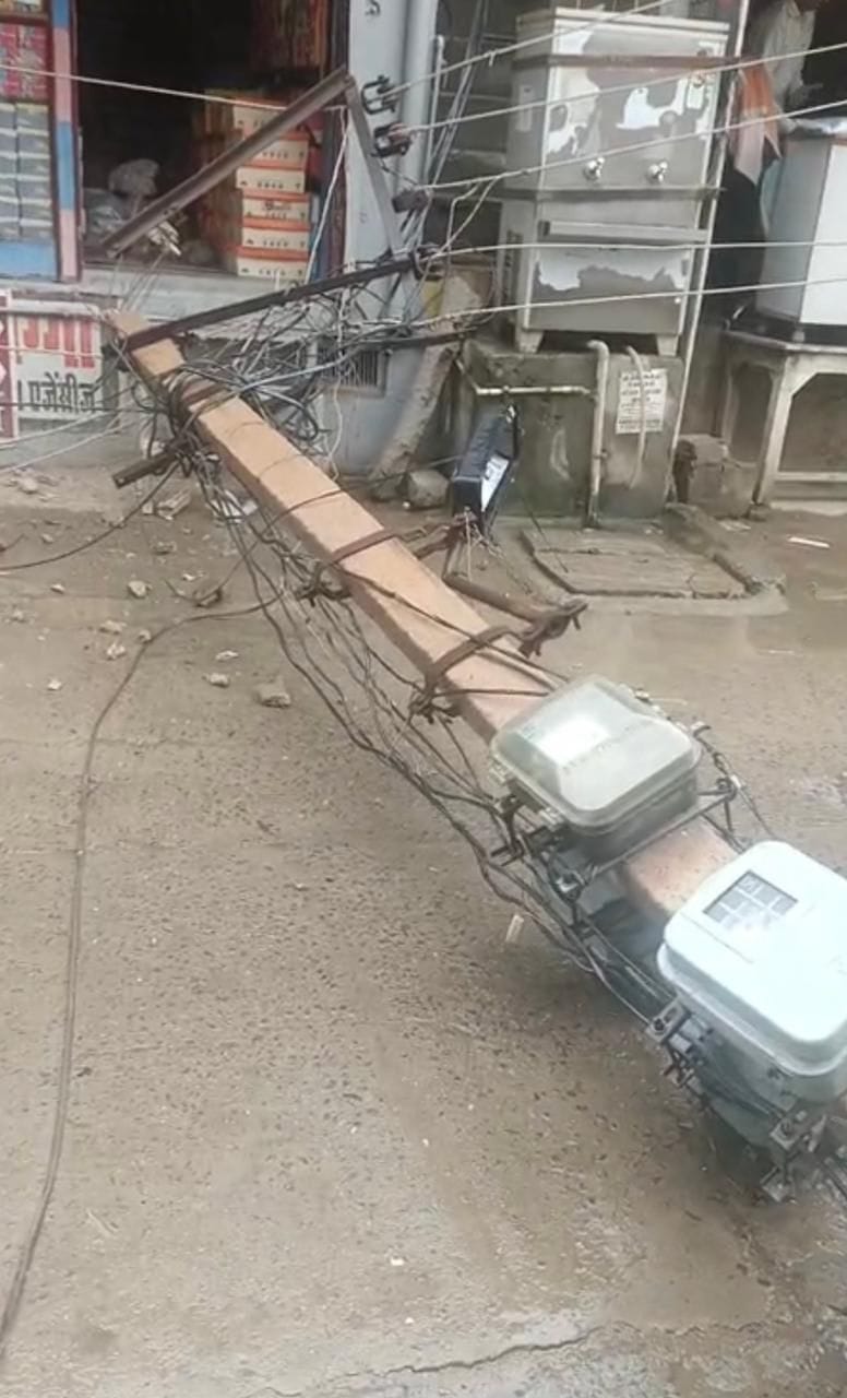 In Thakar Basti, an electric pole broke and fell on the road