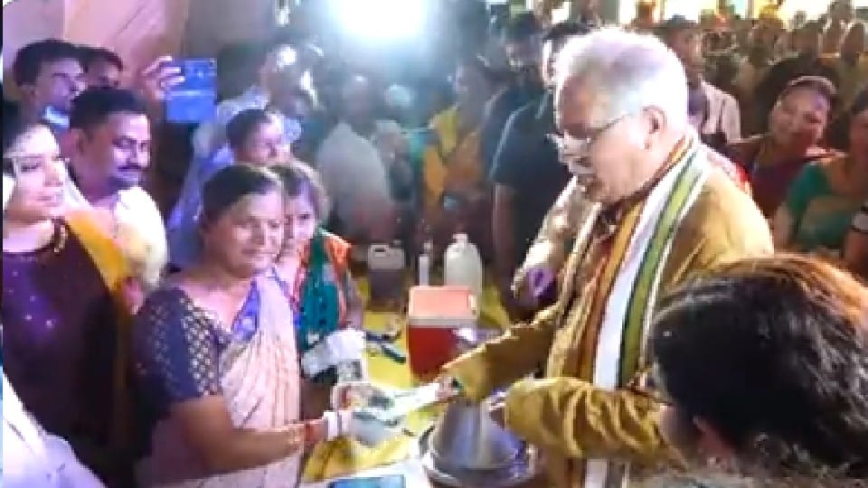 Chhattisgarh became the first state to buy cow urine, CM Bhupesh sold five liters of cow urine for Rs 20