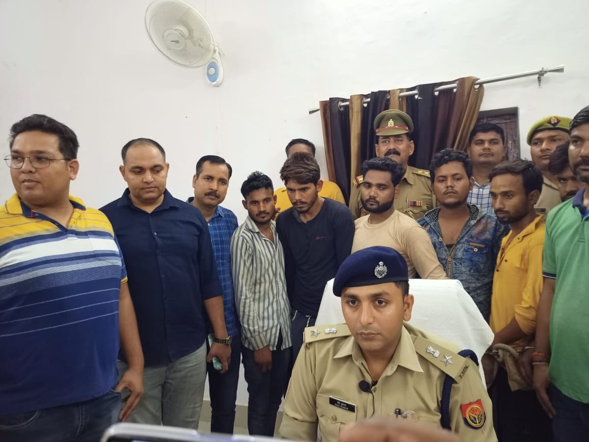 Police robbed six vicious people including looted goods