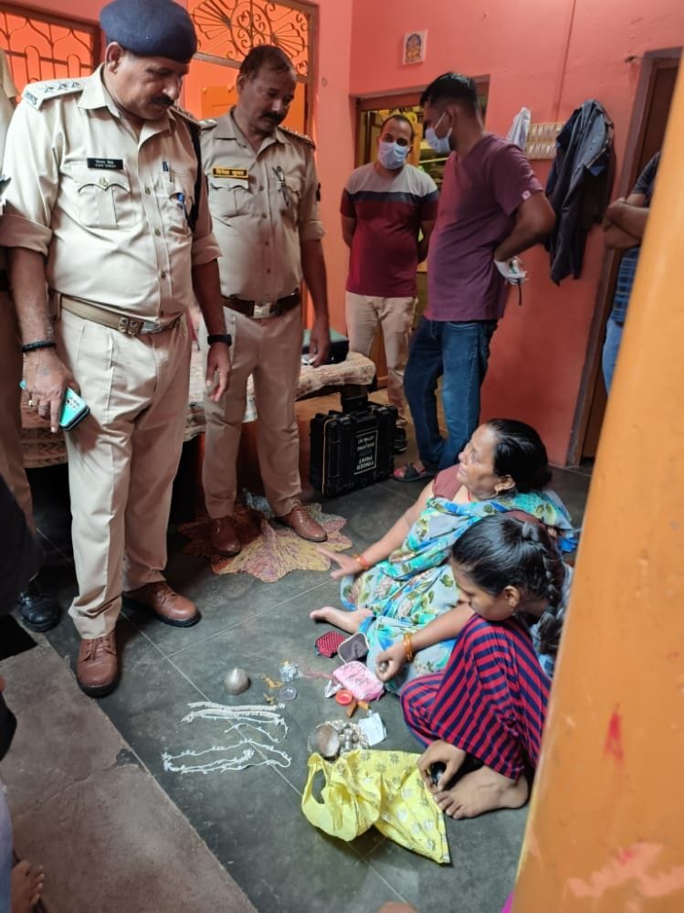 10 lakh stolen in woman farmer's house in Etawah