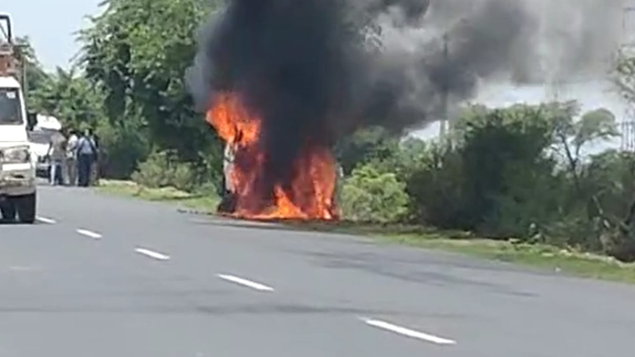A moving car on the highway in Bhind became a fireball, the driver's understanding saved his life