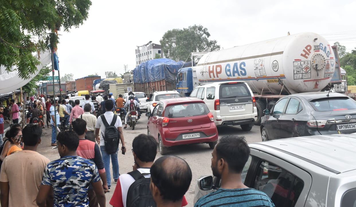 Unnao: Heavy jam on the highway again for six hours due to route diversion