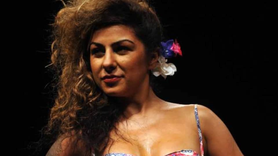 hard Kaur birthday know about singer struggle career and become a Indian top rapper and her controversy