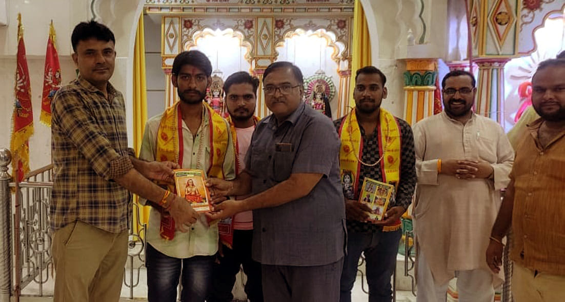 Three Kanwariyas who brought 51 liters of Gangajal on foot were honored