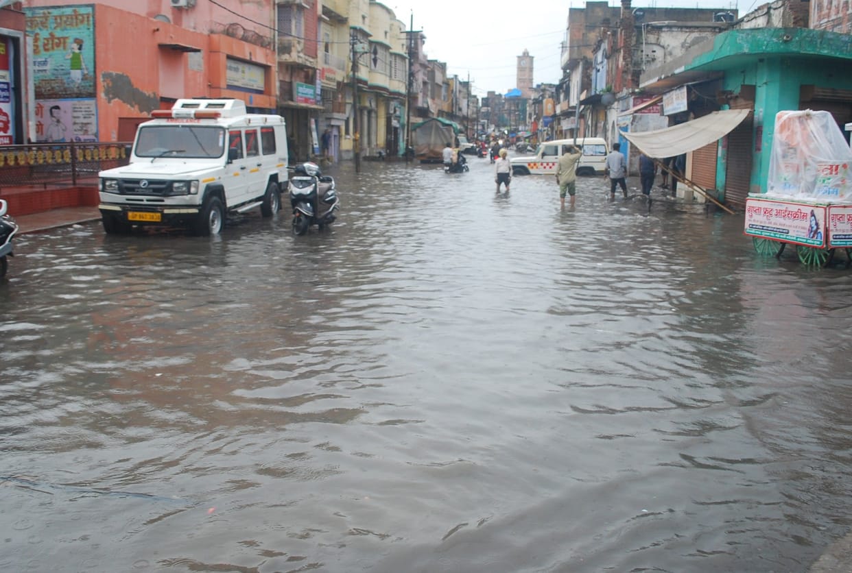 Hathras: Due to continuous rain, water is everywhere in the city