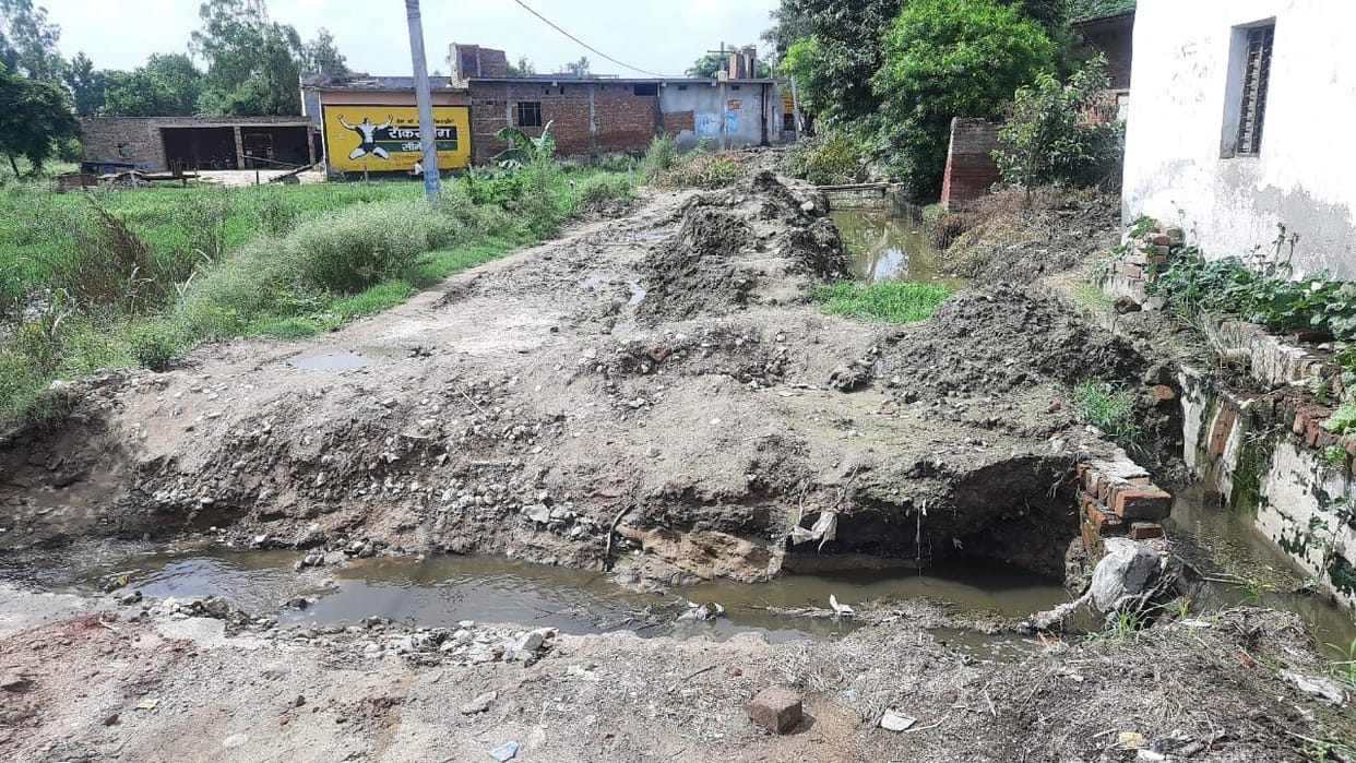 Radhana-Sardhana road closed due to dumping of debris