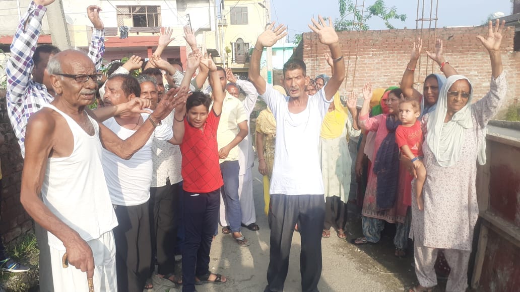 People troubled by the problem of water logging raised slogans