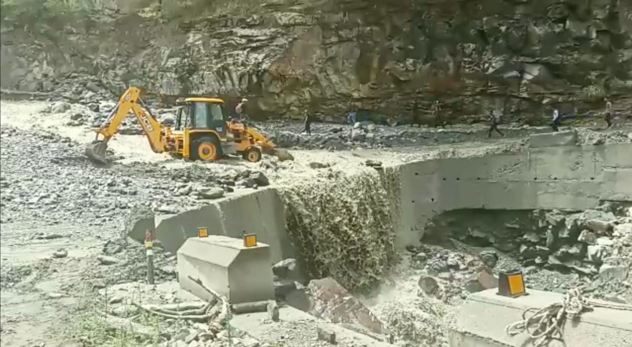 Vehicular movement stalled for three days due to rise in water level in Shankui drain