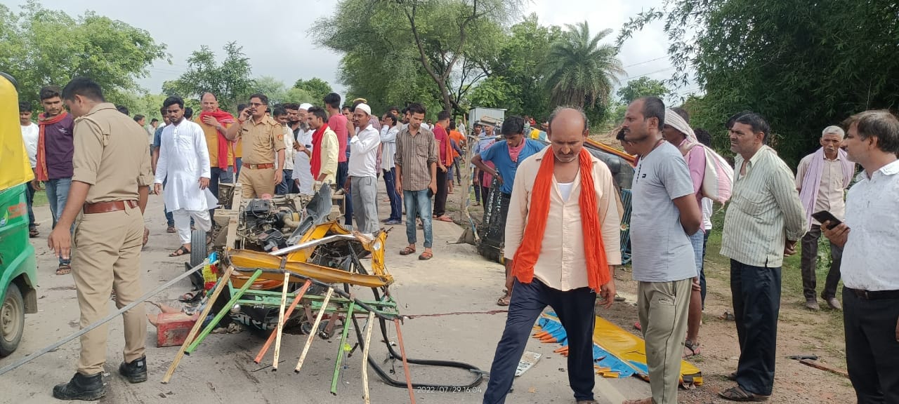 Seven killed in a horrific road accident in Banda, Innova and Ape collide head-on, two people serious