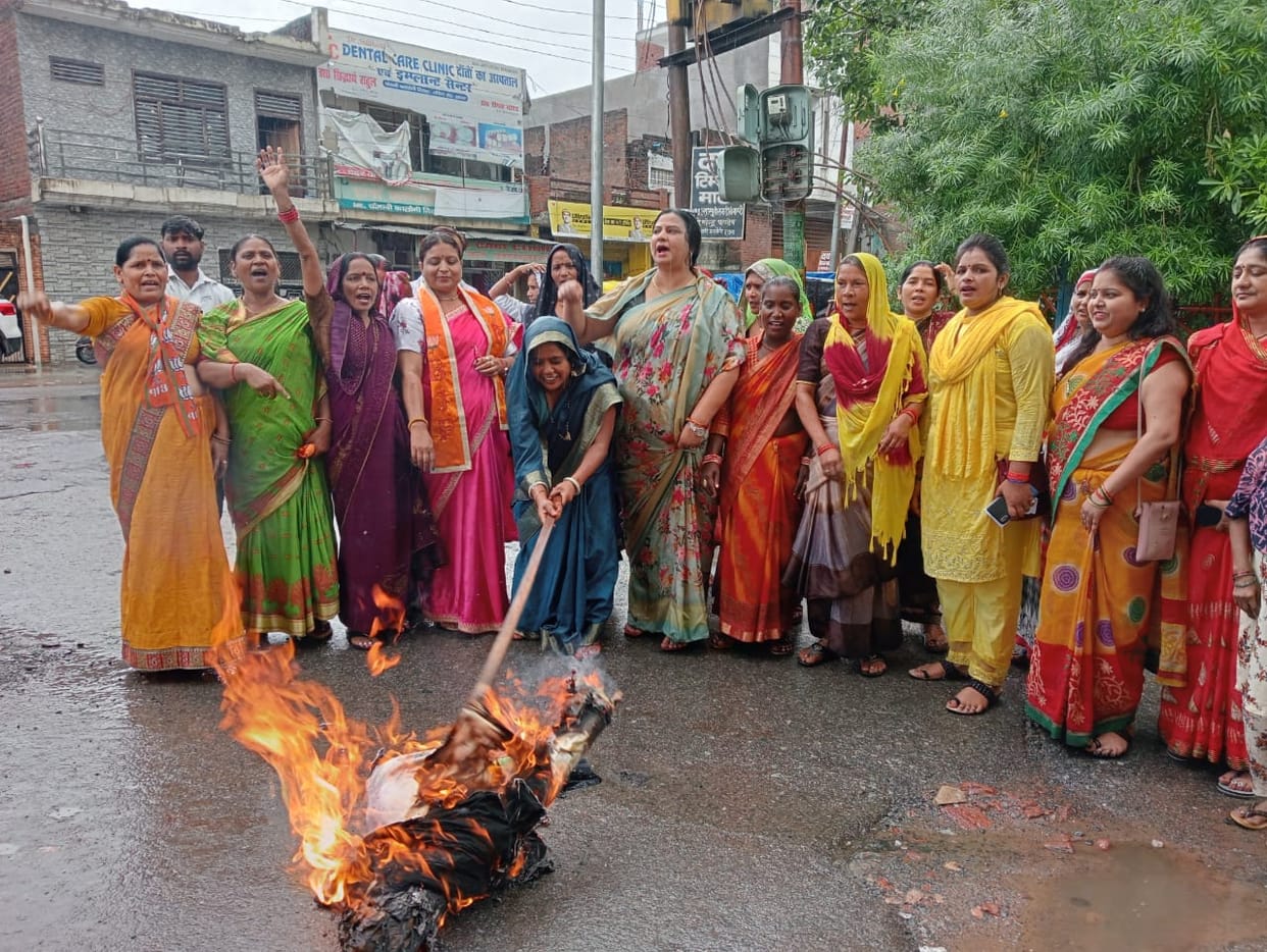Adhir Ranjan Chowdhury, BJP Mahila Morcha burnt Congress leader's effigy, shouted slogans with protest